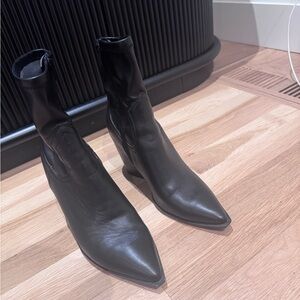 Steve Madden Black Heeled Boots with Modern Silhouette